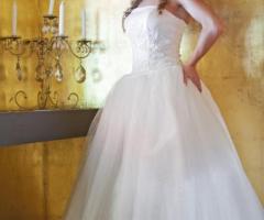 Abito da sposa con gonna ampia