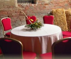 Tavoli del Palazzo Minelli allestiti all'esterno