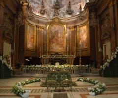 Allestimento floreale per la cerimonia di matrimonio in chiesa