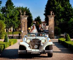 L'arrivo degli sposi in una macchina d'epoca