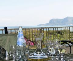 Dettaglio tavolo con vista mare