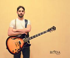 Fabio alla chitarra - Malchevada Jazz Band