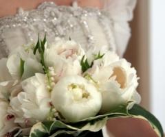 Bouquet di fiori bianchi per la sposa
