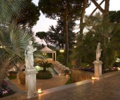 Esterno della location - Giardino, piscina e statue