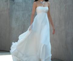 Abito da sposa con coda svolazzate