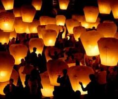 Lancio delle lanterne thailandesi durante il ricevimento di matrimonio