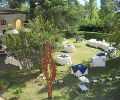 Riceviemnto di matrimonio allestito in giardino