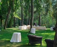 Allestimento del giardino per aperitivi di nozze