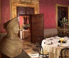 Tavoli apparecchiati per il ricevimento di matrimonio a Palazzo Isolani