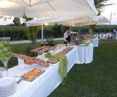 Il tavolo del buffet dell'antipasto di nozze