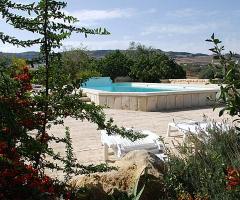 Piscina esterna della Masseria Mandrascate a Valguarnera (Enna)