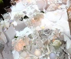 Allestimento tavoli per il matrimonio