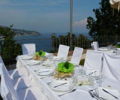 Tavoli con vista sulla baia di Spotorno-Noli