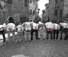 Modo originale degli amici di fare gli auguri agli Sposi
y