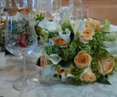 Fiori per i tavoli del buffet di nozze