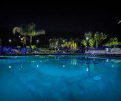 Regina Bona Sforza Ricevimenti - La piscina di sera