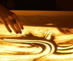 Spettacoli emozionanti di sabbia animata - Le mani dell'artista