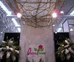 Addobbo floreale con piume per un matrimonio glamour