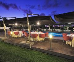 Ricevimento di matrimonio serale a bordo piscina
