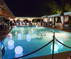 Giochi d'acqua e sfere luminose in piscina