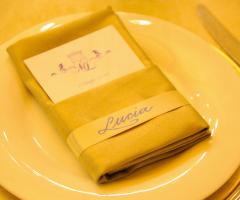 Segnaposto minimal con menu di nozze