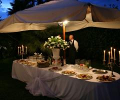 Il tavolo degli antipasti allestito con candele