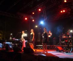 La band G&P Music Solutions si esibiscono sul palco