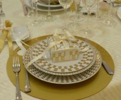 Mise en place bianca e oro per il matrimonio