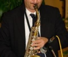 Daniel mentre suona il sassofono