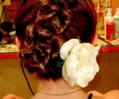 Acconciatura elaborata con fiore tra i capelli