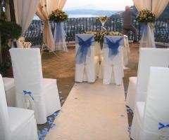 Allestimento del terrazzo per la cerimonia di matrimonio