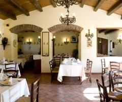 Ampia sala interna per ricevimento di matrimonio presso l'agriturismo A Rametta