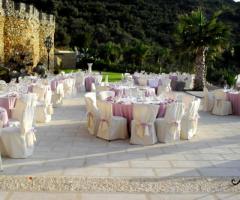 Allestimento tavoli per ricevimento di matrimonio nel piazzale presso Villa Carollo