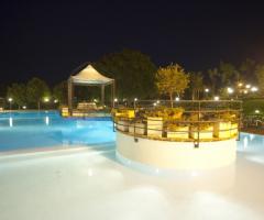 Piscina illuminata per il matrimonio serale