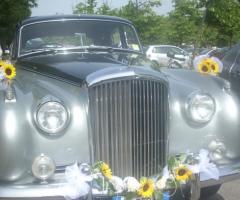 Addobbi per la macchina della sposa