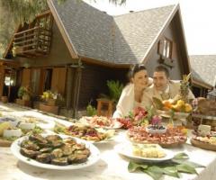 Buffet di matrimonio servito all'aperto
