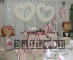 Decorazioni per il ristorante: cuore doppio di palloncini e sposi in alluminio