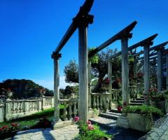 Archi con colonne corinzie nel giardino dell'hotel