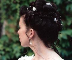 Acconciatura sposa con applicazioni floreali