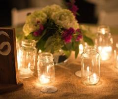 Centrotavola di matrimonio con vasetti luminosi