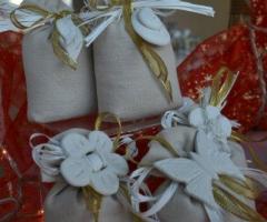 Sacchettini e bomboniera con pietra profumata per le nozze