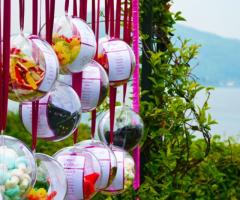 Palline colorate con caramelle per il matrimonio