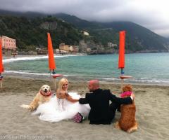 Fotografia degli sposi in riva al mare con i loro cani