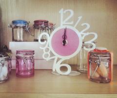 Simpatici orologi e conserve da regalare agli invitati