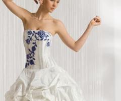 Abito da sposa con dettagli blu