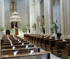 Allestimento floreale della chiesa