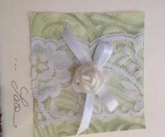 Partecipazione di nozze con dettagli di pizzo - Petali di Carta