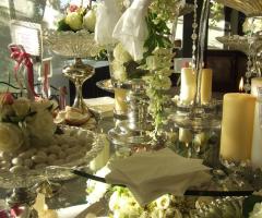 Allestimento del tavolo della confettata