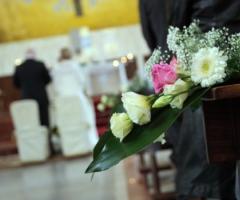 Foto dell\'allestimento floreale per il matrimonio in chiesa
