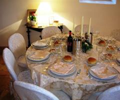 Particolare tavolo da cerimonia - Tenuta Le Chiuse di Reopasto